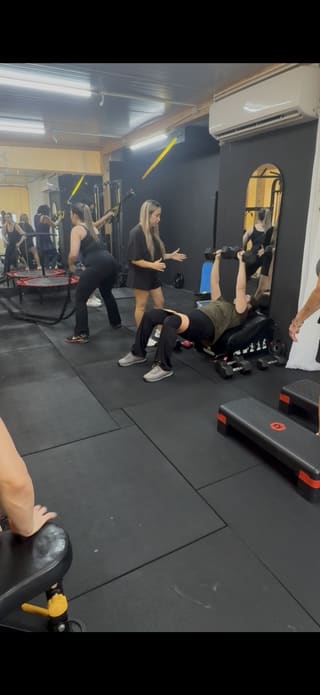 גל מדריכה מתאמנות במהלך אימון בסטודיו