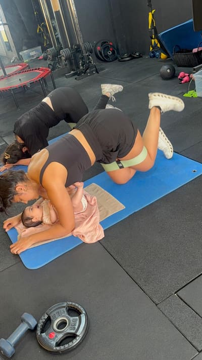 אמא מתאמנת על מזרן בסטודיו של גל ולדמן, התינוקת שלה לצידה